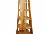 grande bibliothèque en bois comportant quatre étagères et quatre étagères de chaque côté