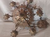 une horloge en métal posée sur une table