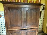 une grande armoire en bois surmontée de bougies