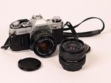 un appareil photo avec un objectif et un cache-objectif à côté