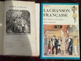 deux livres sont posés l'un à côté de l'autre sur une table