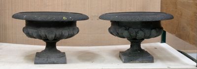 deux vases noirs posés sur une table blanche