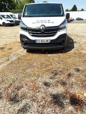 une camionnette blanche garée dans un parking