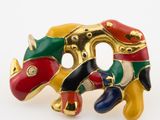 figurine d'éléphant aux couleurs vives posée sur une surface blanche, avec un fond blanc