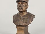 un buste en bronze représentant un homme coiffé d'un chapeau et vêtu d'un uniforme
