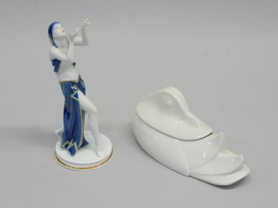 paire de figurines en porcelaine représentant une femme et un homme sur un bateau