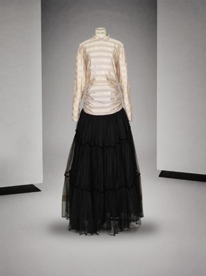 une robe noire et blanche sur un mannequin