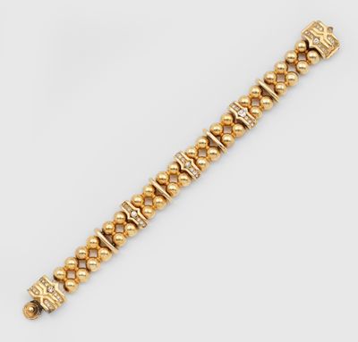 un bracelet en or muni d'un fermoir et d'un fermoir supplémentaire