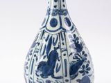 un vase bleu et blanc orné d'une image de chat