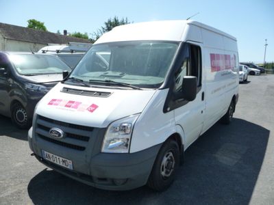 une camionnette blanche garée dans un parking