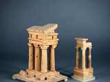 une photo montrant deux petites statues posées sur une table