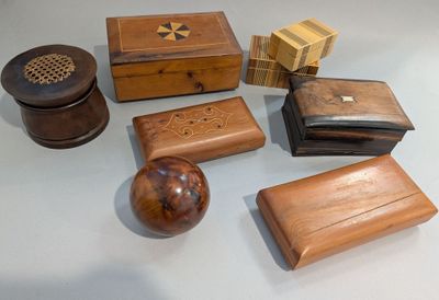 de nombreuses boîtes en bois et des boîtes posées sur une table