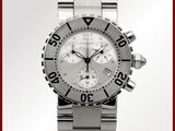 gros plan d'une montre sur fond blanc