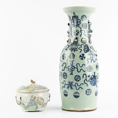 deux vases placés l'un à côté de l'autre