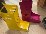 Deux paires de bottes de cow-boy sont posées par terre à côté d'une paire de chaussures.
