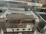 une photo d'un grill professionnel pour hot-dogs dans un restaurant