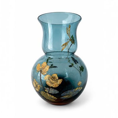 un vase bleu orné d'un motif de libellule