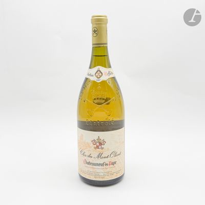 une bouteille de vin posée sur une table