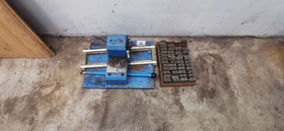 une petite machine posée au sol à côté d'une porte
