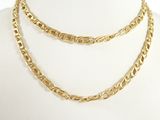un gros plan sur un collier à chaîne en or porté par un mannequin