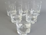 six verres posés les uns à côté des autres sur une table
