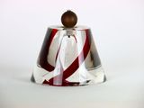 une cloche en verre surmontée d'une perle en bois