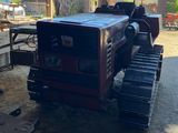 un tracteur qui est à l'arrêt dans la boue
