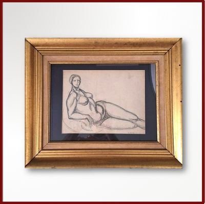 dessin encadré représentant une femme assise sur le ventre