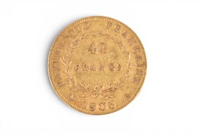 une vieille pièce d'or sur une surface blanche avec un fond blanc