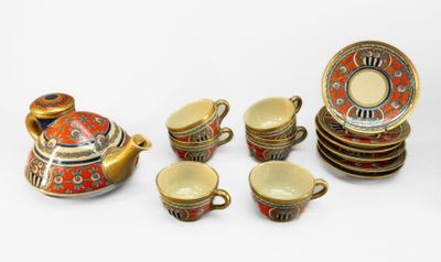 un service à thé comprenant une théière, des tasses et des soucoupes