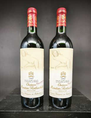 deux bouteilles de vin rouge posées sur une table noire