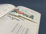 un livre ouvert sur lequel figure l'image d'un bâtiment