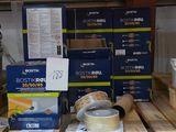 une étagère sur laquelle sont disposés de nombreux articles dans un magasin