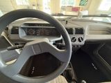 tableau de bord d'une voiture avec un volant et des commandes sur le tableau de bord