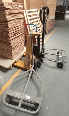 une palette sur laquelle est empilée une pile de bois, dans un entrepôt