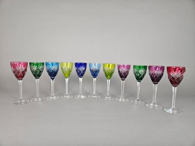 six verres à vin multicolores sont alignés en rangée