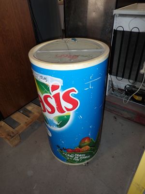 une photo d'une canette de soda posée par terre