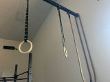 deux anneaux suspendus au plafond d'un gymnase