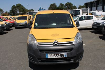 une camionnette jaune garée sur un parking à côté d'autres voitures
