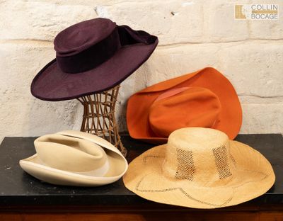 trois chapeaux posés sur une étagère à côté d'un vase