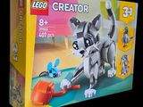 une boîte de Lego Creators avec un chat dessus