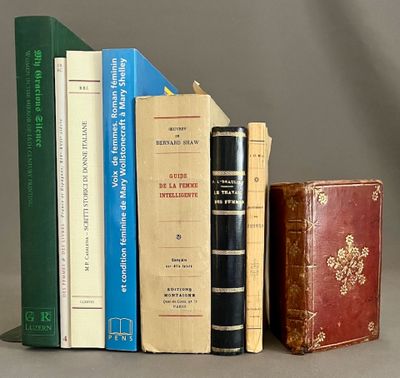 de nombreux livres empilés les uns sur les autres