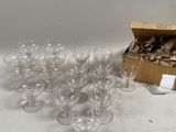 une boîte de verres à vin vides posée sur une table