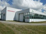 un bâtiment blanc avec une enseigne sur laquelle est écrit « Verdanda's »
