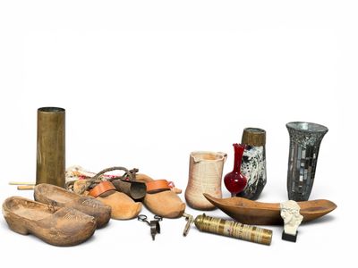 un grand nombre d'objets différents posés sur la table