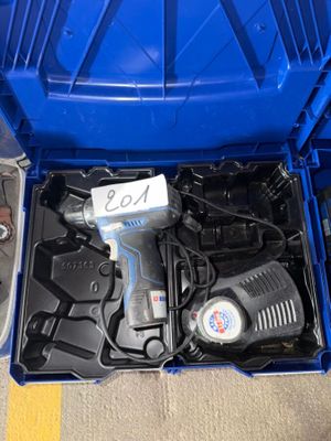 une boîte bleue avec des outils à l'intérieur sur le sol