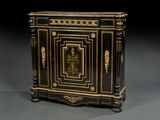 une armoire peinte en noir et or, dotée d'une porte à l'avant