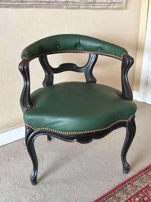 une chaise verte qui se trouve dans une pièce