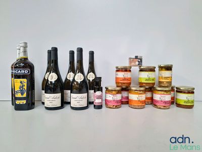 de nombreuses bouteilles de vin et des pots de confiture sur la table