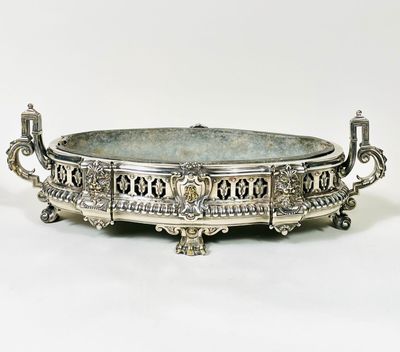 Importante jardinière de forme ovale en bronze argenté ; la …